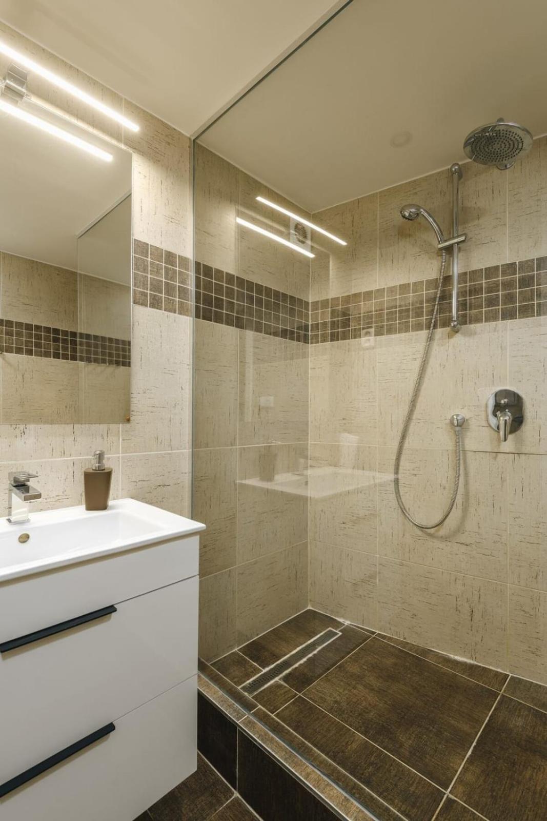 Cozy & Comfortable Apt Walking Anywhere You Want Sen プラハ エクステリア 写真