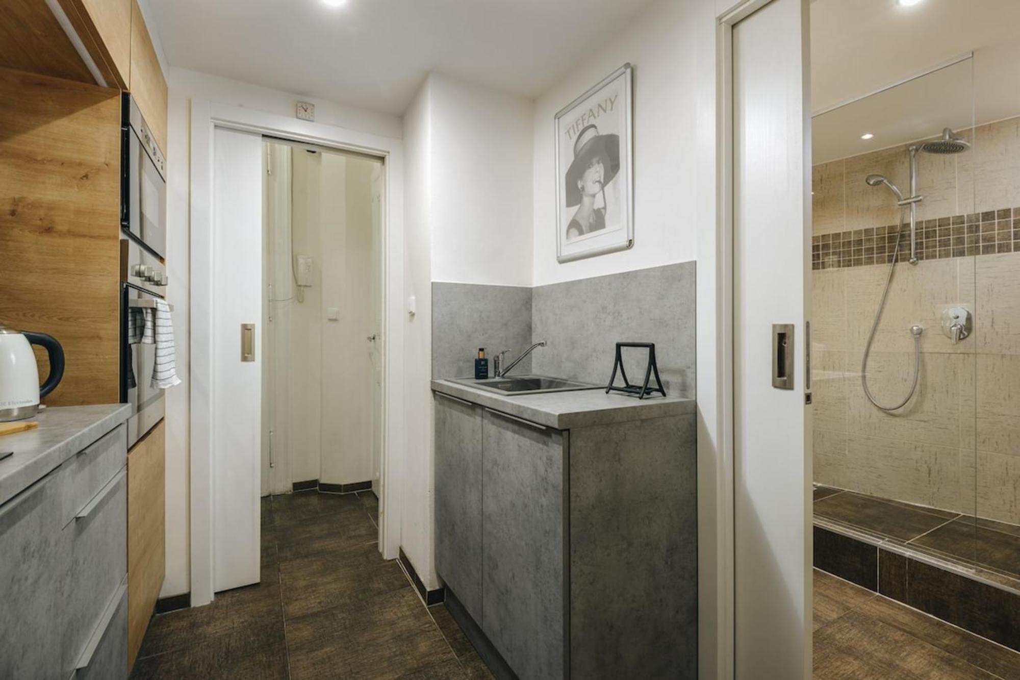 Cozy & Comfortable Apt Walking Anywhere You Want Sen プラハ エクステリア 写真