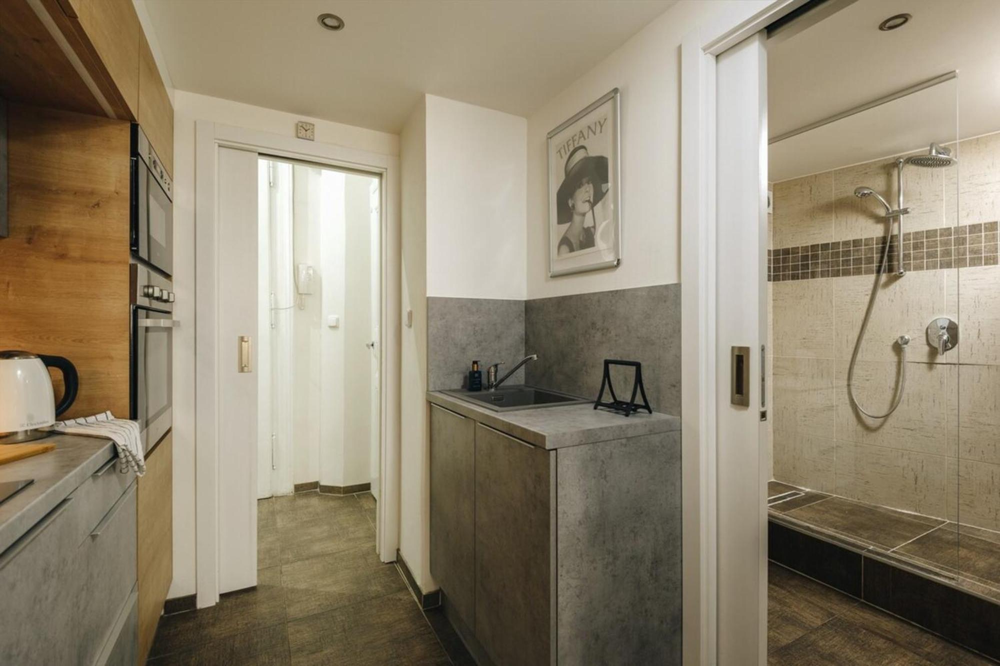 Cozy & Comfortable Apt Walking Anywhere You Want Sen プラハ エクステリア 写真